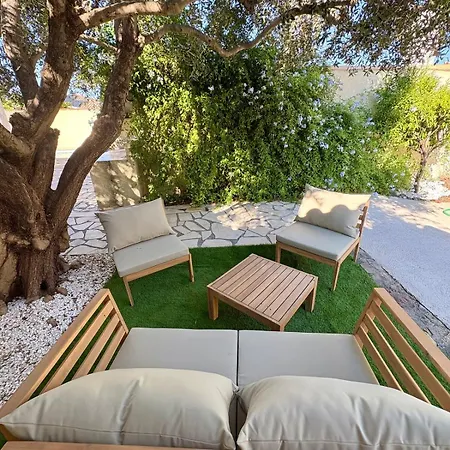 Bignone Piscine Sans Vis A Vis *